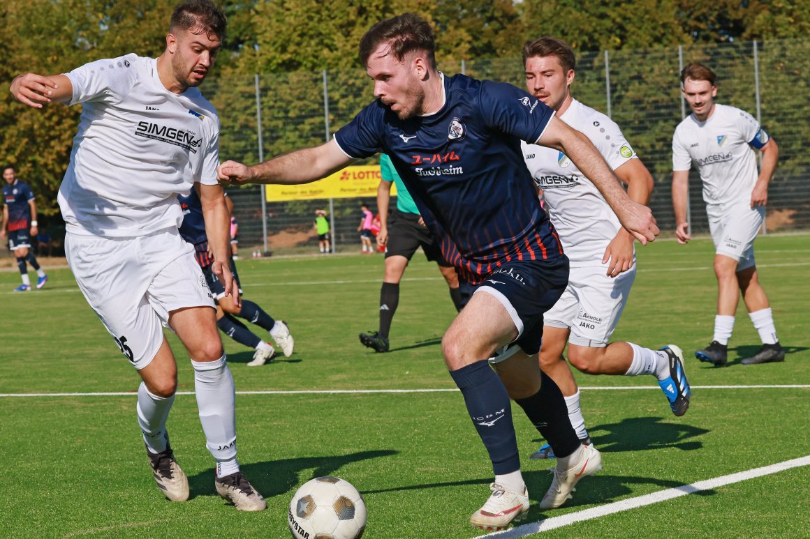 Johannes Gansmann (r.) soll dem FC Basara auch gegen den FV Dudenhofen zu viel offensivem Druck verhelfen.