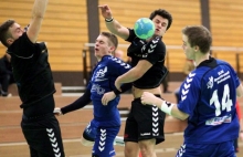 Schwer zu sagen, wie der Ball dorthin kam, wo er auf dem Foto gerade ist. Maximilian Haas (2.v.l.) hatte sich im Spiel der Sportfreunde Budenheim II gegen den HC Gonsenheim vergeblich gegen Fabian Heuckeroth durchzusetzen versucht. Im Rheinhessenligaderby gelang Haas dies in der ersten Halbzeit ansonsten allerdings recht gut, in der er alle seine fünf Treffer erzielte.