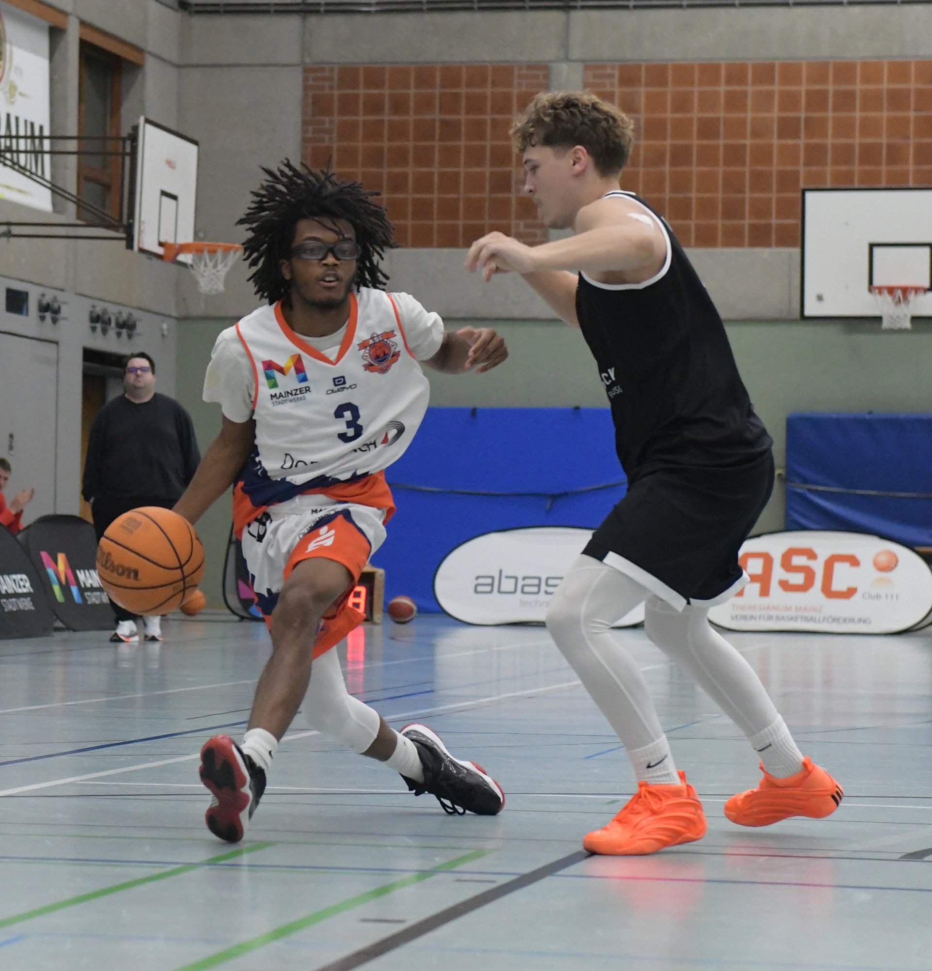 Jordan Thibodeaux, eine Woche zuvor in Limburg Topscorer, hatte nach ein paar Krankheitstagen einige Mühe, sich zu behaupten.