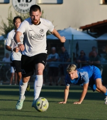 Dass Lenny Leismann (r.) mit der TSG Bretzenheim erneut gegen den VfB Bodenheim ausrutscht wie beim Verbandsligaderby vor elf Monaten, darauf setzt VfB-Stürmer Calvin Faßnacht zwar, favorisiert ist sein Team allerdings nicht.