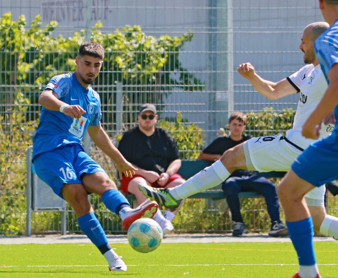 Der SV Gonsenheim (l. Josef Elhajj) brachte dem FC Emmelshausen-Karbach in der vergangenen Saison auf dem Ausweichplatz in Hechtsheim die erste Saisonniederlage bei, verlor allerdings das Rückrundenspiel.