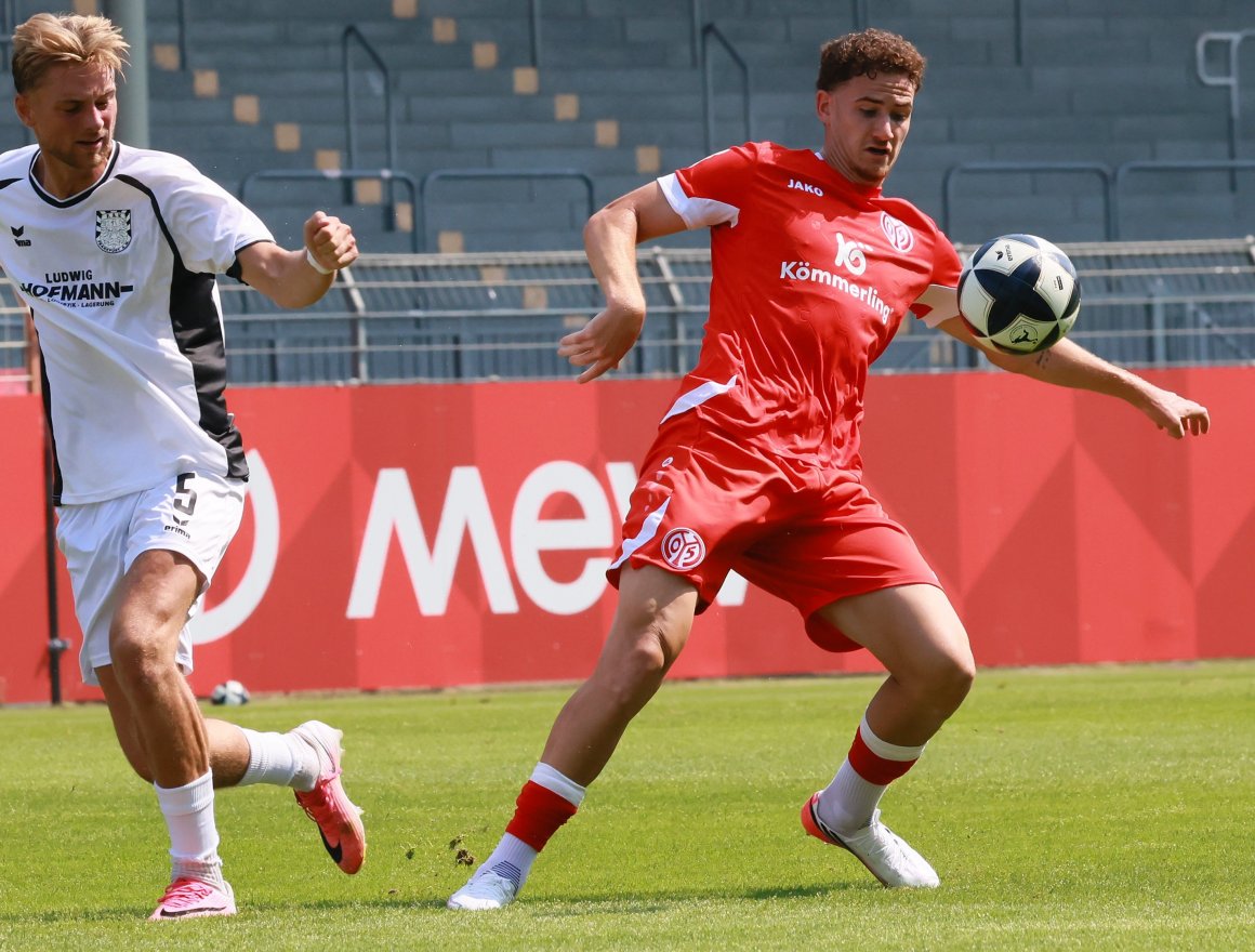 Eine präzise Vorarbeit von Sturmpartner Smail Kadirjaj verwertete Fabio Moreno Fell mit dem ersten richtigen Abschluss zur Führung der Mainzer U23.