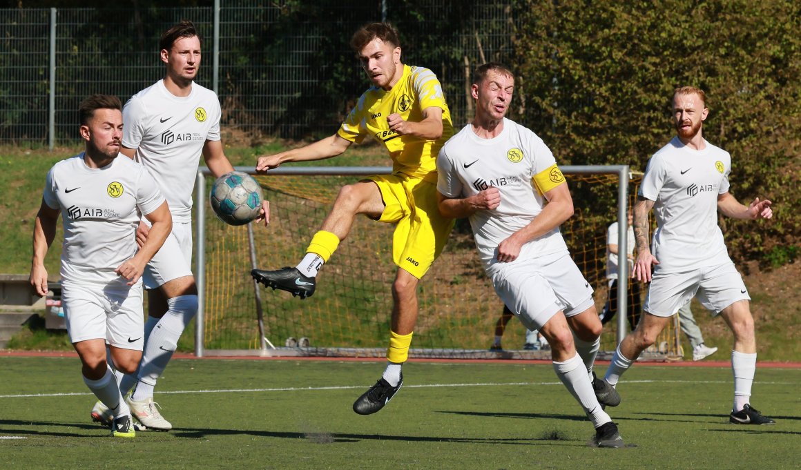 Kilian Bono Singh und der FV Budenheim waren gegen den SV Obersülzen überfordert.