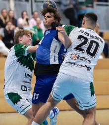 Yannik Mühlbauer wird durch den Wörther Deckung in die Zange genommen.