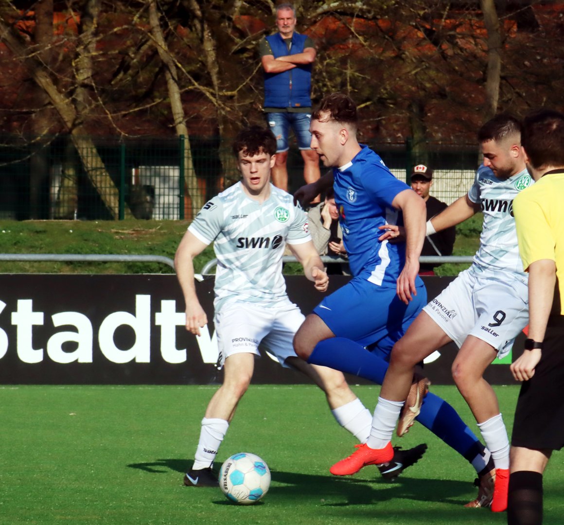 Keines der jüngsten acht Pflichtspiele gegen den FV Engers hat der SV Gonsenheim verloren. Enis Coric ist hier auf dem Weg zu seinem Treffer beim 3:1 (0:1)-Sieg gegen die Rheinländer vom März.