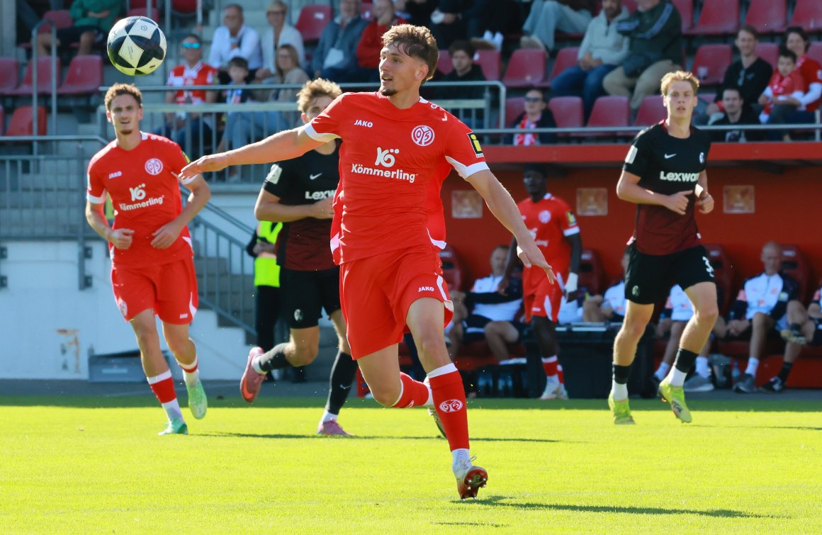 Smail Kadrijaj, externer Zugang aus der Hessenliga, durfte erst Anfang September sein Debüt im Mainzer Trikot feiern. Zunehmend prägt der 21-Jährige das Offensivspiel der U23, vor allem als Vorbereiter. 