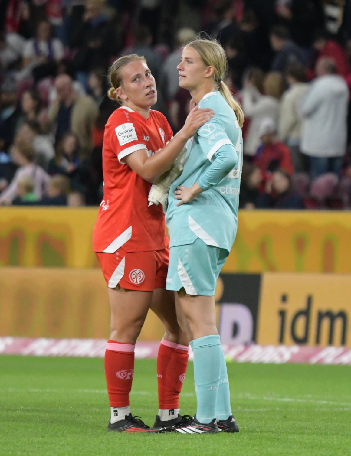 Frustrierend verlief für die 05erinnen (l. Johanna Berg, r. Marisa Schön) auch ihr sechstes Bundesligaspiel.