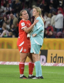 Frustrierend verlief für die 05erinnen (l. Johanna Berg, r. Marisa Schön) auch ihr sechstes Bundesligaspiel.