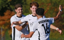 Matti Gottfreund lässt sich von Patrick Huth (l.), dem Schützen des 1:1, und Younes Faiz gratulieren...