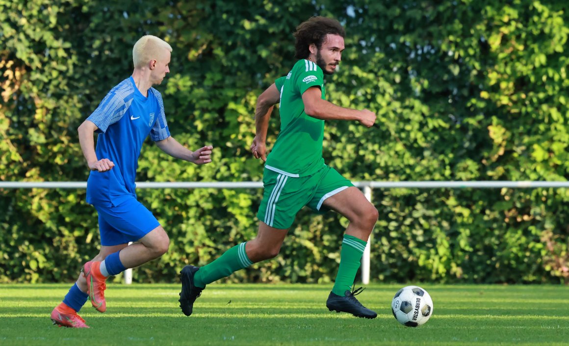 Bastian Schmidt (r., verfolgt von Mathis Scholz) und der TSV Zornheim ließen zum wiederholten Mal in dieser Saison Punkte liegen.
