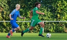 Bastian Schmidt (r., verfolgt von Mathis Scholz) und der TSV Zornheim ließen zum wiederholten Mal in dieser Saison Punkte liegen.