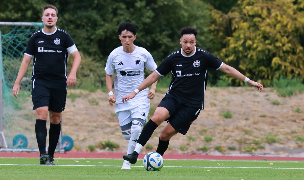 Nadim El Mourabit (r.) will sich mit Fontana Finthen im Vorderfeld der Tabelle festsetzen. Sebastoian Kühn (l.) ist ein Garant für eine stabile Defensive.