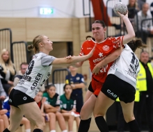 Mit 28:25 besiegte der FSV Mainz 05 (MItte: Marleen Kern) die HSG Freiburg beim Gastspiel der Breisgauer in der vorigen Saison. Auwärts gab es eine etwas deutlichere Niederlage, es könnte trotz der aktuell unterschiedlichen Rollen in der Liga ein weiteres der engen Spiele geben. 