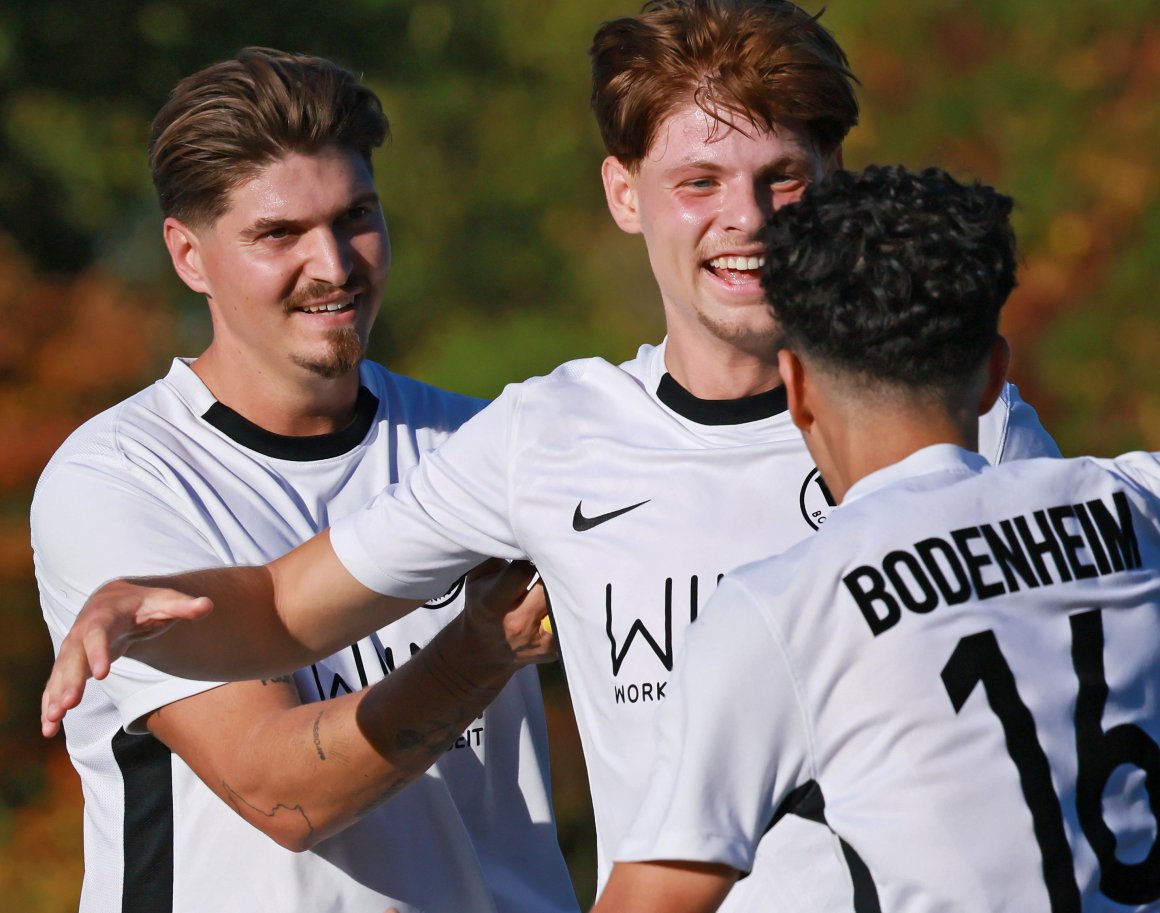 Am vergangenen Wochenende war Matti Gottfreund (Mitte) noch der Matchwinner gegen den SV Gimbsheim, Patrick Huth (l.) gratulierte artig. In Worms stand der Offensivroutinier mit seinen drei Toren selbst im Mittelpunkt der Traubenbildung.