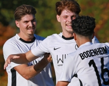 Am vergangenen Wochenende war Matti Gottfreund (Mitte) noch der Matchwinner gegen den SV Gimbsheim, Patrick Huth (l.) gratulierte artig. In Worms stand der Offensivroutinier mit seinen drei Toren selbst im Mittelpunkt der Traubenbildung.