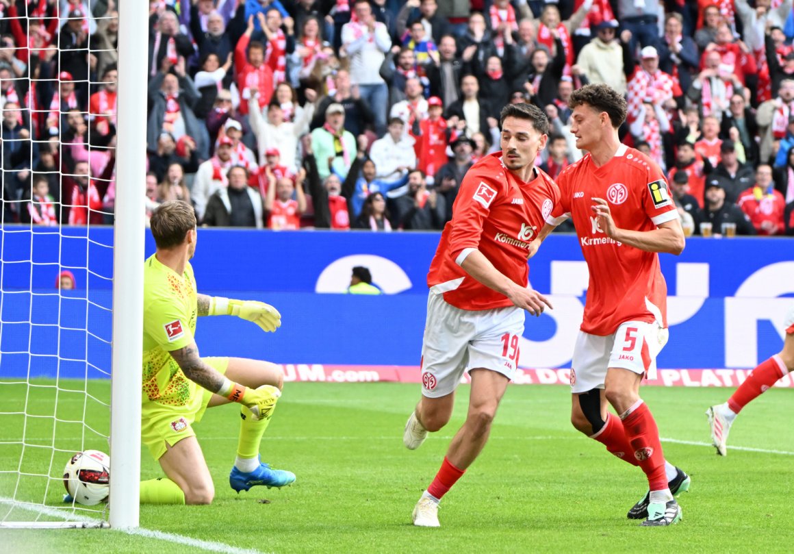 Nach einem abgewehrten Kopfball von Eric Martel (r.) brachte Anthony Caci die Mainzer auf 1:2 heran.