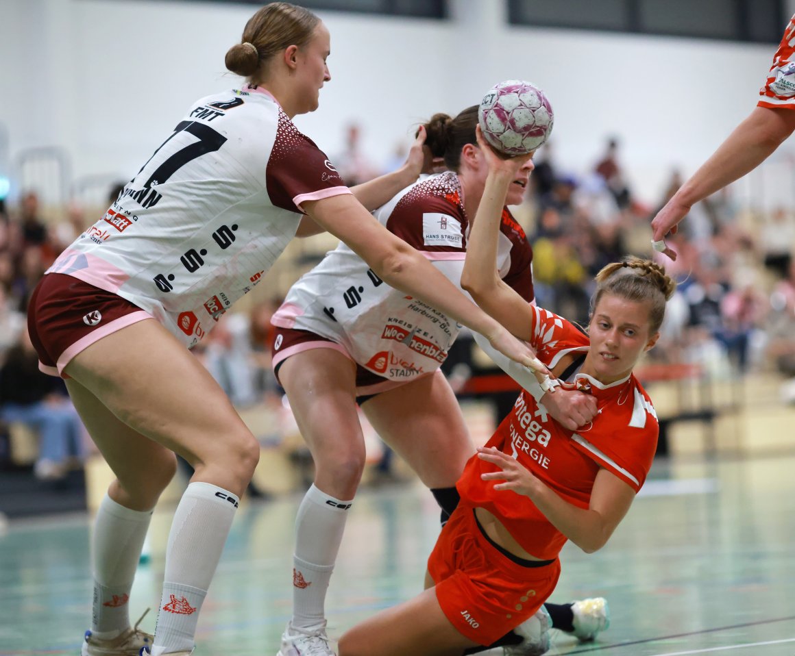 Anna Weidle wird von der Buchholzer Defensive attackiert. Das Spiel der vorigen Saison ging mit 30:24 an die Mainzerinnen.