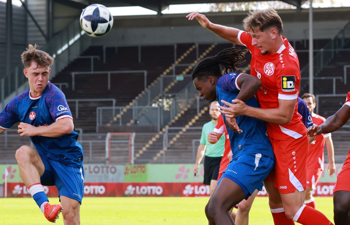 Auf der Suche nach einem Führungsspieler kann sich U-23-Trainer Benjamin Hoffmann gut vorstellen, dass ein externer Zugang wie Smail Kadrijaj (r.) diese Rolle übernimmt. Einleuchtender Grund: Der 21-jährige Stürmer weiß aus eigener Erfahrung, dass Oberliga zu spielen keine attraktive Perspektive ist.