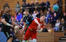 Beim jüngsten Gastspiel des TV Nieder-Olm war Till Uhrig in seiner ersten Saison in der Ersten Mannschaft des TV Nieder-Olm noch ein überraschender Faktor. Inzwischen wissen auch Max Panzer und Lucas Weil (v.l.), dass der Mittemann der Haupttorschütze des Wiederaufsteigers ist.