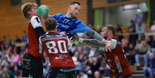 Welch eine Ehre für Timo Borsch: Gleich drei Nieder-Olmer Verteidiger (v.l. Niclas Gohrbandt, Matti Uhrig und Milan Bargon) hängen sich an den Budenheimer Rückraumschützen, der mit sechs Feldtoren dennoch erfolgreister Werfer aus dem Spiel wurde. 