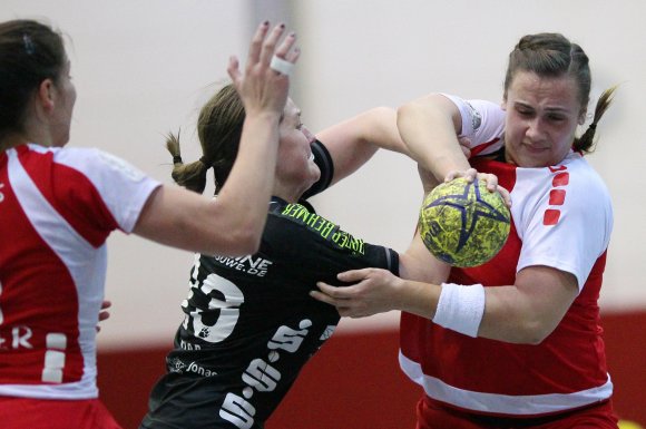 Sich besser durchsetzen, das wird auch gegen den TV Allensbach das große Thema für Jana Heßler (r.) und die 05-Handballerinnen sein. 