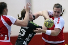 Sich besser durchsetzen, das wird auch gegen den TV Allensbach das große Thema für Jana Heßler (r.) und die 05-Handballerinnen sein. 