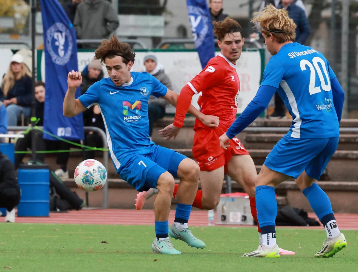 Dorian Cucchiara (l.) und Hannes Jensen (r.) haben seit der Pokalniederlage gegen den FK Pirmasens alle drei Ligapartien gewonnen, eine bessere Bilanz als sie der Gastgeber beim Wiedersehen aufweisen kann.