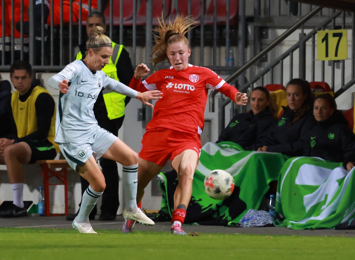 Gegen den VfL Wolfsburg hielten Maja Pageler (r.) und ihre Mitspielerinnen die Partie eine halbe Stunde offen, bevor es rapide den Bach runterging.