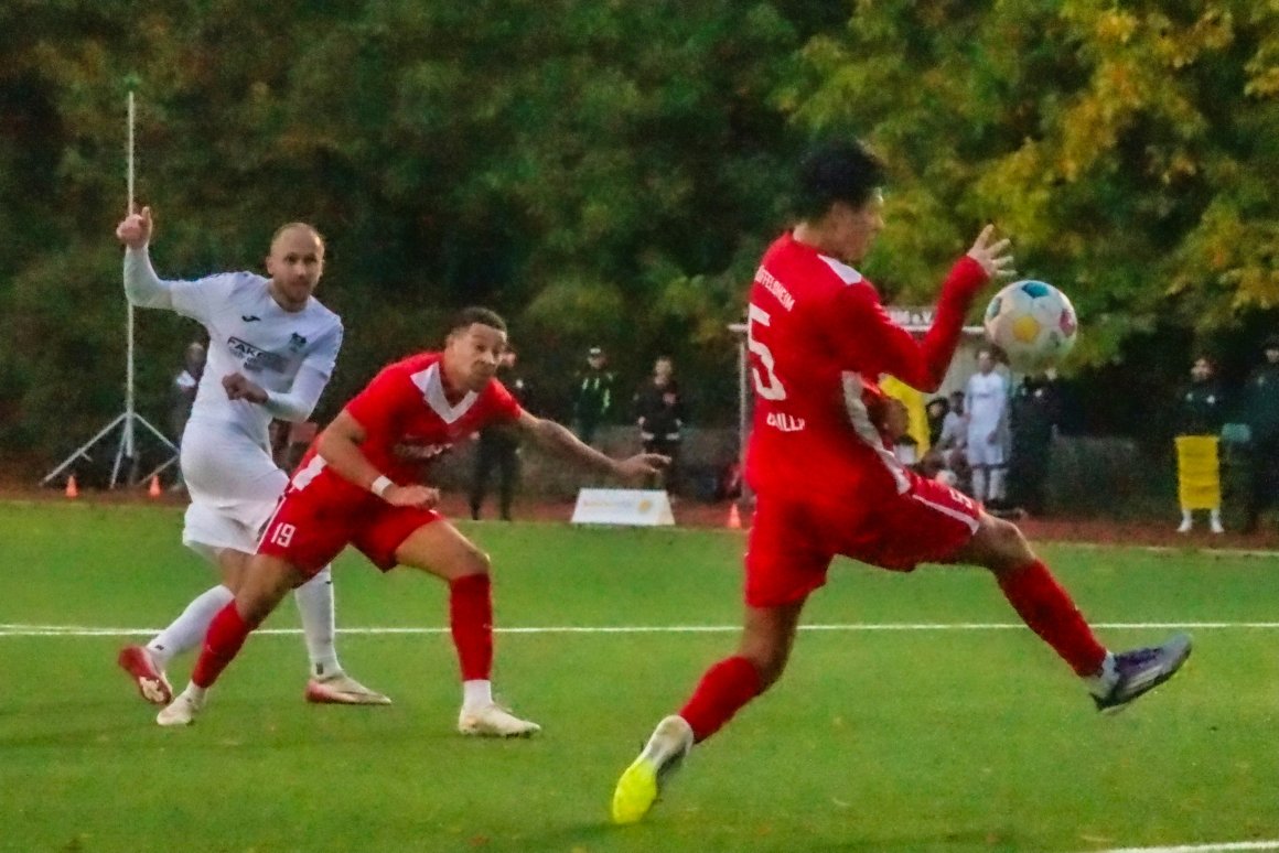 Alexander Rimoldi hat geschossen, Bastian Bsullak wehrt den Ball mit der Hand ab. „Nicht strafbar“, befand Schiedsrichter Jonas Fichtenkamm zur allgemeinen Überraschung.