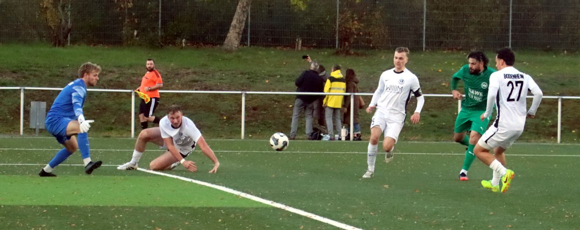 Der Hoffnungsmoment: Francesco Teodonno (grünes Trikot) hat die Bodenheimer Abwehr aussteigen lassen und besorgt den 2:3-Anschlusstreffer, dem aber der erhoffte Ausgleich nicht mehr folgen sollte.