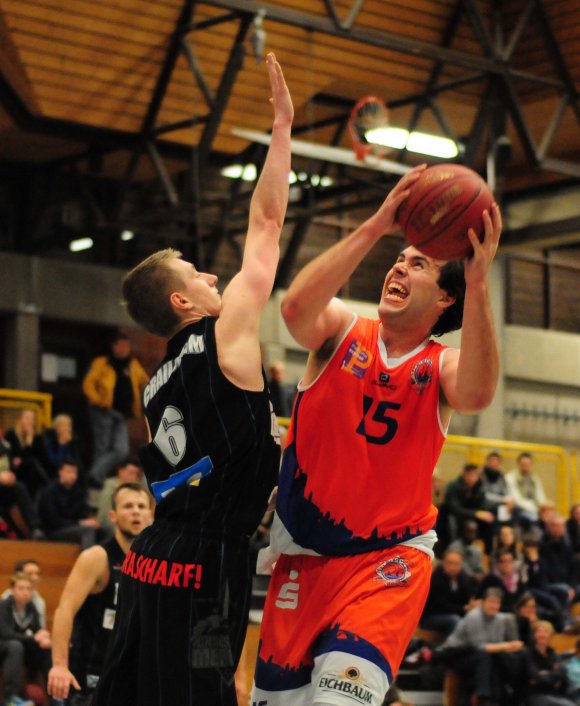 Benedikt Grunenberg (r.) ist eine Option des ASC gegen die starken Stuttgarter Rebounder.