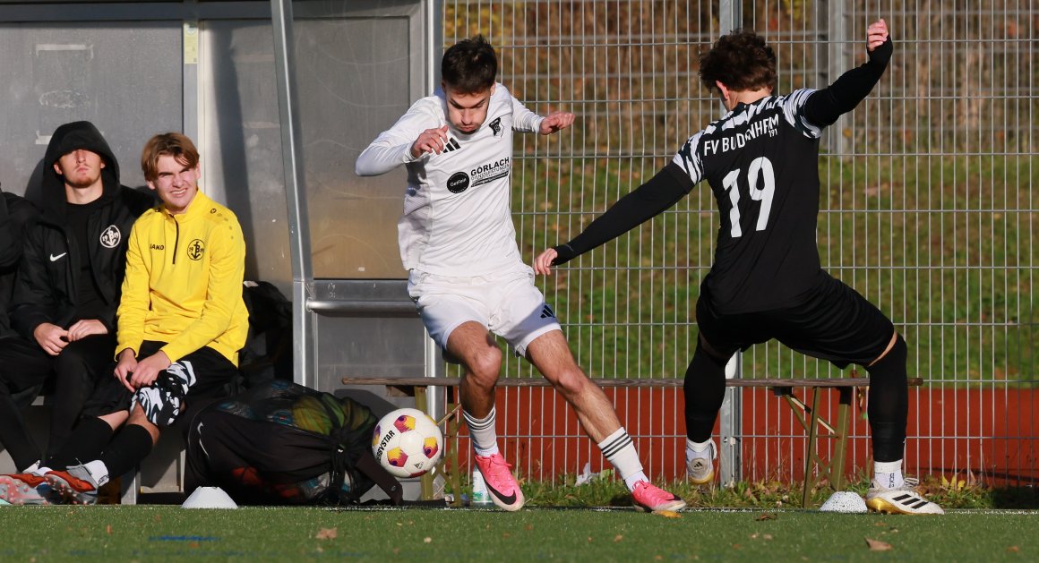 Georgij Bichinashvili (l., gegen Jannick Schwaab) und der FSV Saulheim bestimmten das Spiel, schossen aber nur ein Tor.
