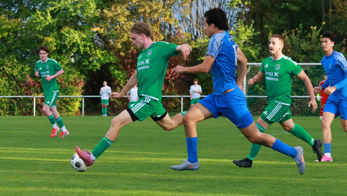 Moritz Laub (l.), hier im Spiel gegen die TSG Bretzenheim II, will mit dem TSV Zornheim noch ins Aufstiegsrennen eingreifen.
