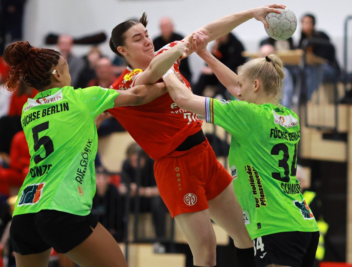 Marleen Kern wird beim jüngsten, verlorenen Heimspiel gegen die Füchse Berlin von der Gästedefensive angegangen. Gerade nach dem an Gegentoren reichen jüngsten Spiel in Leverkusen ist damit zu rechnen, dass die Füchse beim Mainzer Gastspiel in Charlottenburg ihre Defensivarbeit in den Fokus stellen.