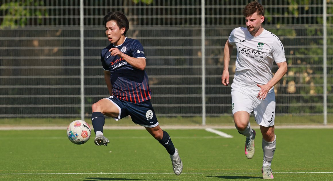 Das 0:0 gegen die TuS im Mai kostete den FC Basara (l. Taisei Okamoto, r. Julian Hornetz) zwei Zähler im Aufstiegsrennen.