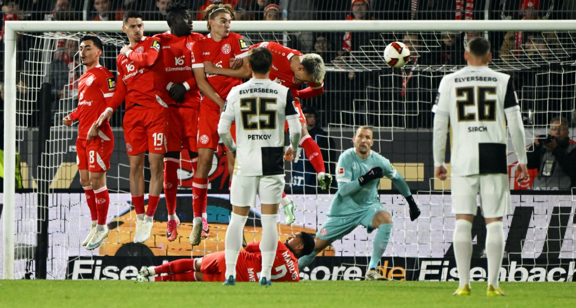 Siebte Minute: An der nicht gut genug postierten Mauer vorbei fliegt der Ball zur Elversberger Führung ins Tor.
