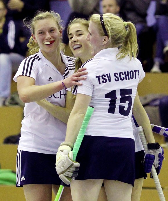 Reichlich Gelegenheit zum Jubeln: Aline Bessling (l.) und Amelie Neumann-Kleinpaul (r.) waren für vier der fünf Mainzer Tore in Stuttgart zuständig, Clara Beck (Mitte) ergänzte anstelle der verletzt ausgefallenen Jana Bayer die TSV-Offensive. 