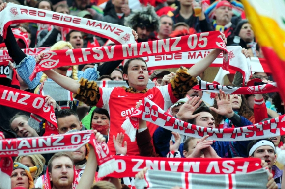 Auswärtssieg: Die 05-Fans feierten ihr Team während und nach der Partie in Leverkusen.