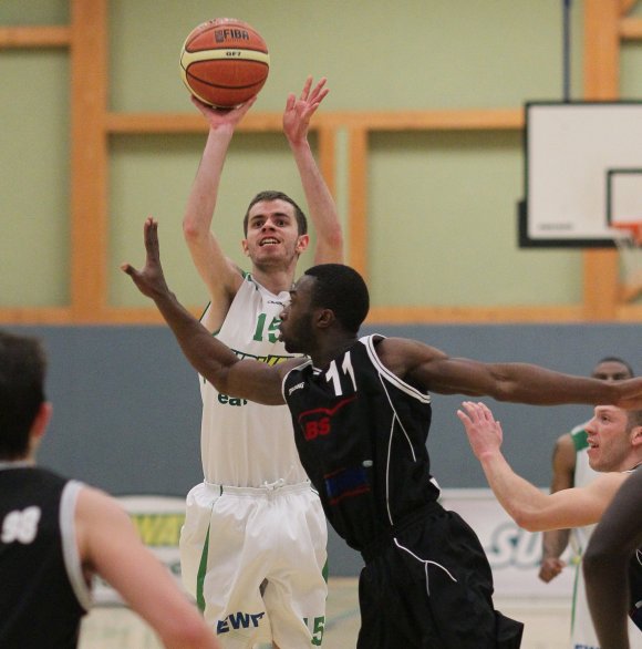 Neuzugang Valentin Vlajcic lief gegen Baskets Völklingen erstmals im DJK-Trikot auf. Der 22-jährige Flügelspieler soll im Kampf gegen den Abstieg das Nieder-Olmer Spiel auf den Außenpositionen variabler machen. 
