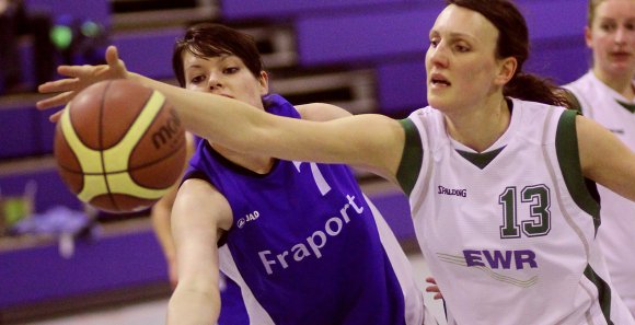 Für DJK-Centerin Nadine Janzen (hier vor Ksenia Feklushina) und ihr Team heißt es nun zupacken: Die Nieder-Olmerinnen können mit ihrem neunten Sieg hintereinander im nächsten Spiel die Oberliga-Meisterschaft perfektmachen.