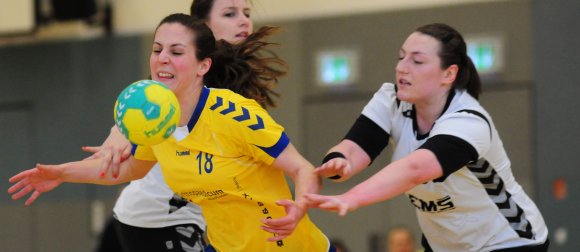 Franziska Kurz wird von der Alzeyer Abwehr bearbeitet und muss den Ball abgeben. Die SG Bretzenheim III ist durch die Heimniederlage nicht mehr im Titelrennen, dem sie sich allerdings auch nie ernsthaft gewidmet hatte. 