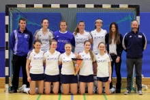 Die weibliche Hockey-A-Jugend des TSV Schott trug durch den Sieg im Oberliga-Abschlussturnier den Wimpel des Landesmeisters davon und ist gleichzeitig für die Süddeutsche Meisterschaft in Neustadt qualifiziert. 