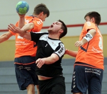 Der Saulheimer Jan Münzenbeger bleibt in der Budenheimer Abwehr (l .Johannes Sturm, r. Fabian Vollmar) hängen. Erst in der zweiten Halbzeit kamen die Gastgeber im Duell der Oberliga-Reserveteams besser in Fahrt. 