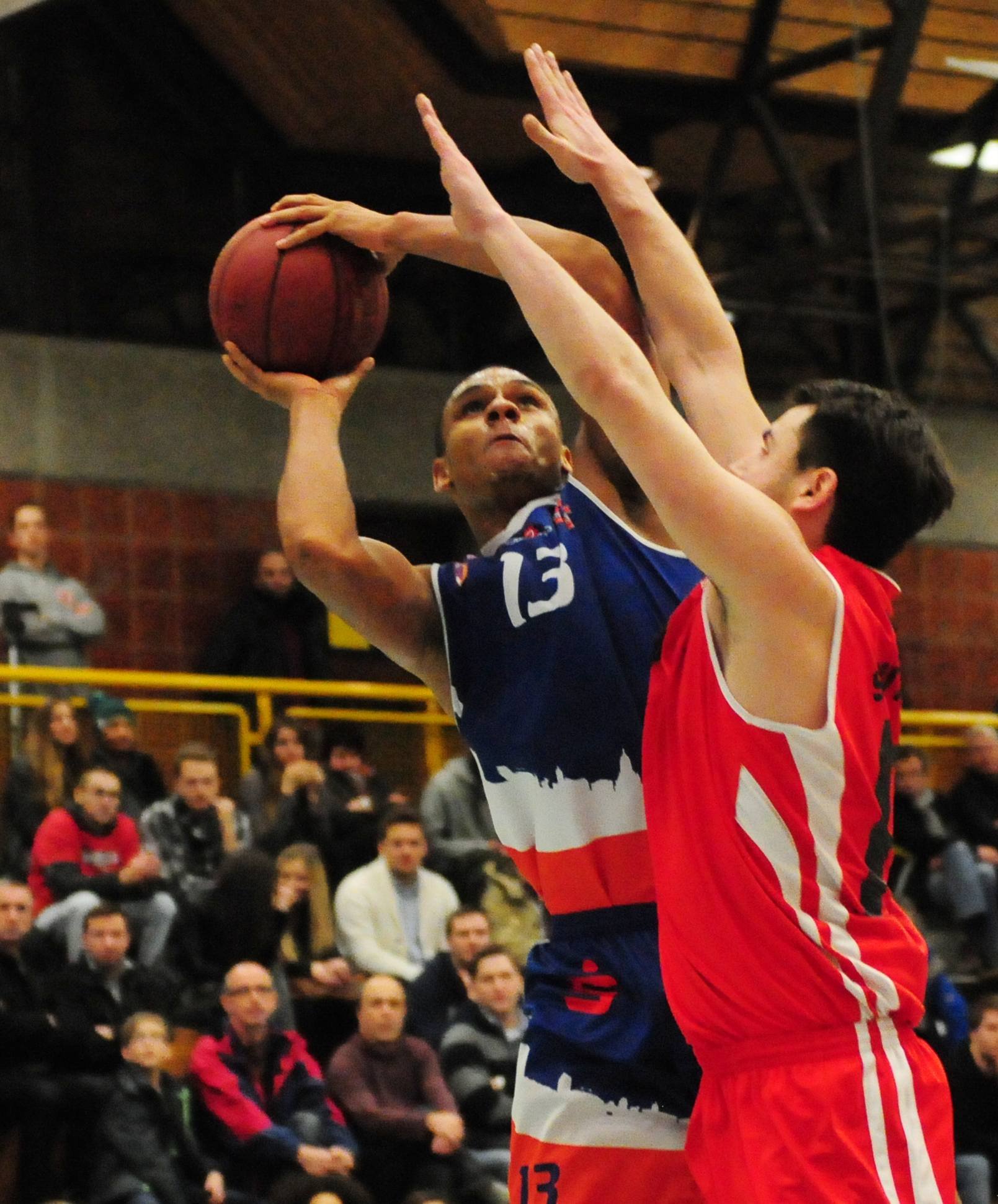 Die Hoffnung lebt: Mit dem vierten Saisonsieg gelang es den Basketballern des ASC Mainz, den letzten Tabellenplatz der Regionalliga Südwest zu verlassen und fürs Erste den VfB Gießen und die SG Heidelberg/Kirchheim zu überflügeln. Noe Trenz (l., gegen David Rotim) steuerte beim 82:73 gegen den MTV Stuttgart in der Schlussphase wichtige Punkte bei.