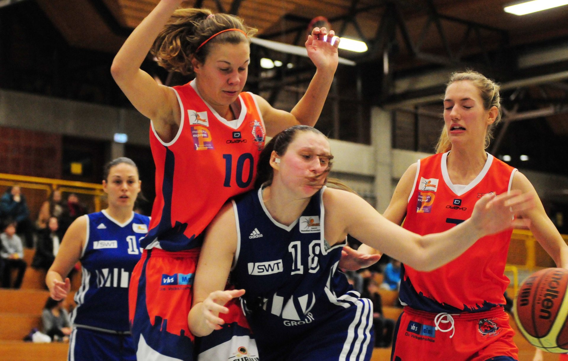 Es war keine Gala, die Karolina Jandová (l.), Lilian Koch und die ASC-Zweitligabasketballerinnen gegen die DJK/MJC Trier aufs Feld brachten... 