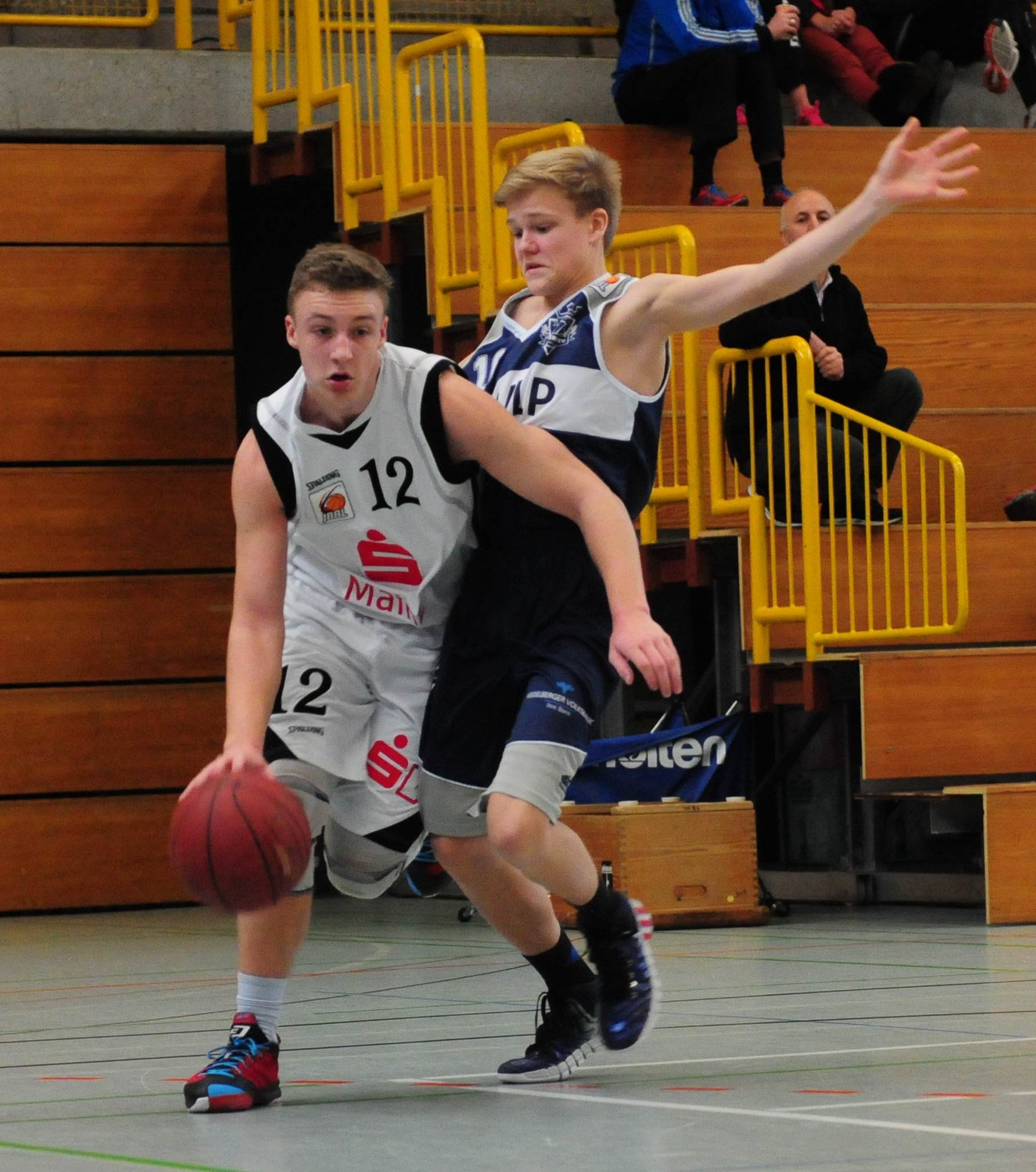 Tatsächlich unterlag die SG RheinHessen (l.: Niklas Schäfer) im letzten Vorrundenspiel der JBBL den Junior-Baskets Rhein-Neckar mit 79:84.