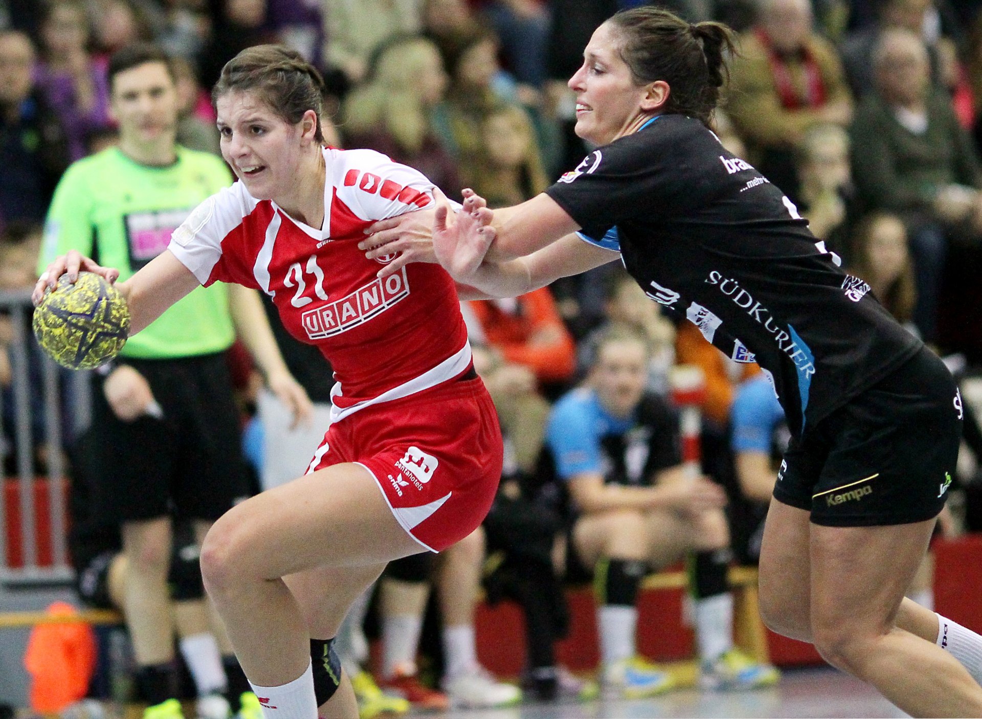 Energisch wie hier Katharina Wagner kämpfte Handball-Zweitligist FSV Mainz 05 gegen den SV Allensbach um einen beruhigenden Abstand zu den Abstiegsplätzen und erntete beim Heimsieg den Lohn. 