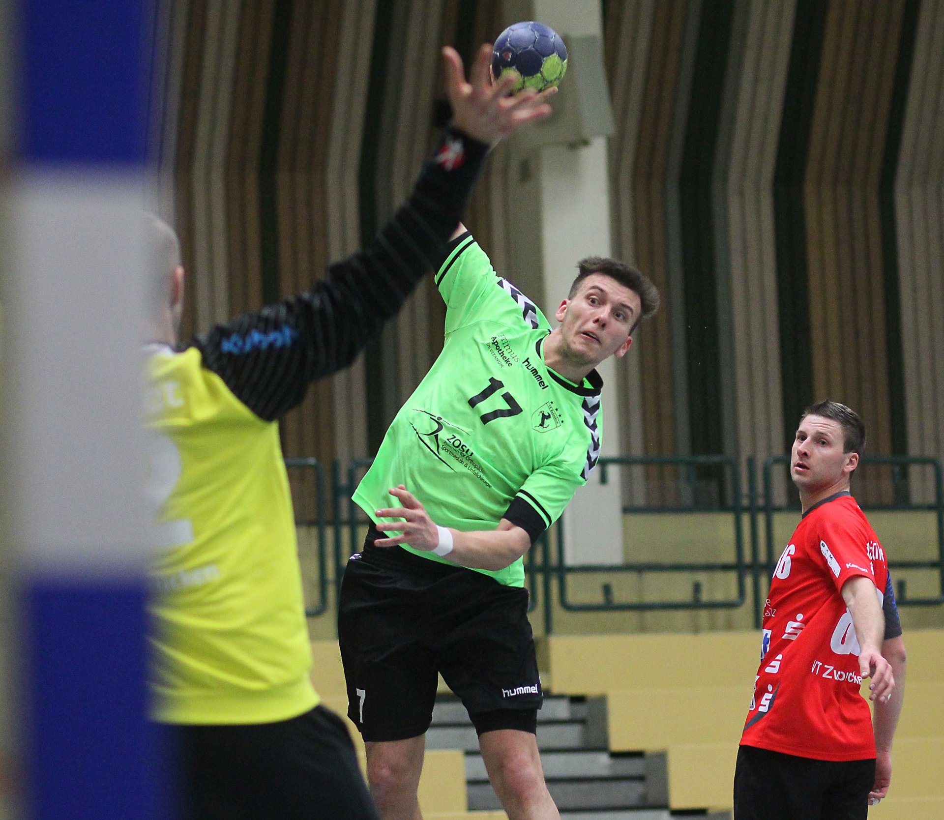 Marcel Gerhardt kommt von der rechten Halbposition zum Abschluss. Bei der Heimniederlage gegen den Drittligaabsteiger VTZ Saarpfalz zeigte Oberligaschlusslicht TV Bodenheim eine respektable Leistung und hätte ohne den schwachen Start in die zweite Halbzeit sogar eine Siegchance gehabt.