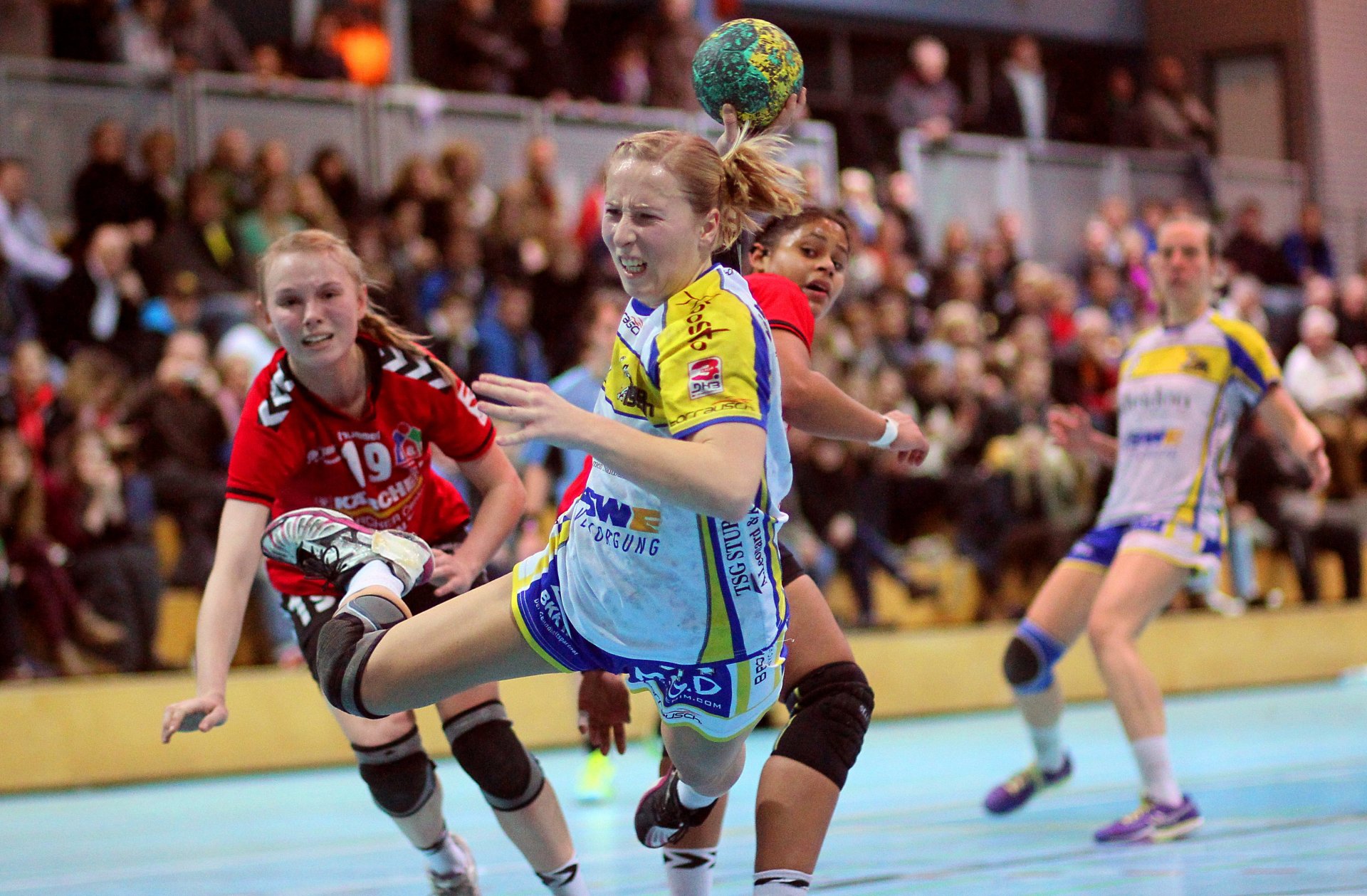 Vor vollen Sitzreihen schafften es die Drittligafrauen der SG Bretzenheim nicht, im Derby gegen die TSG Eddersheim ihr Leistungspotenzial abzurufen. Trotz reichlich Tore durch Lara Leuckefeld reichte es nur zu einem Unentschieden.