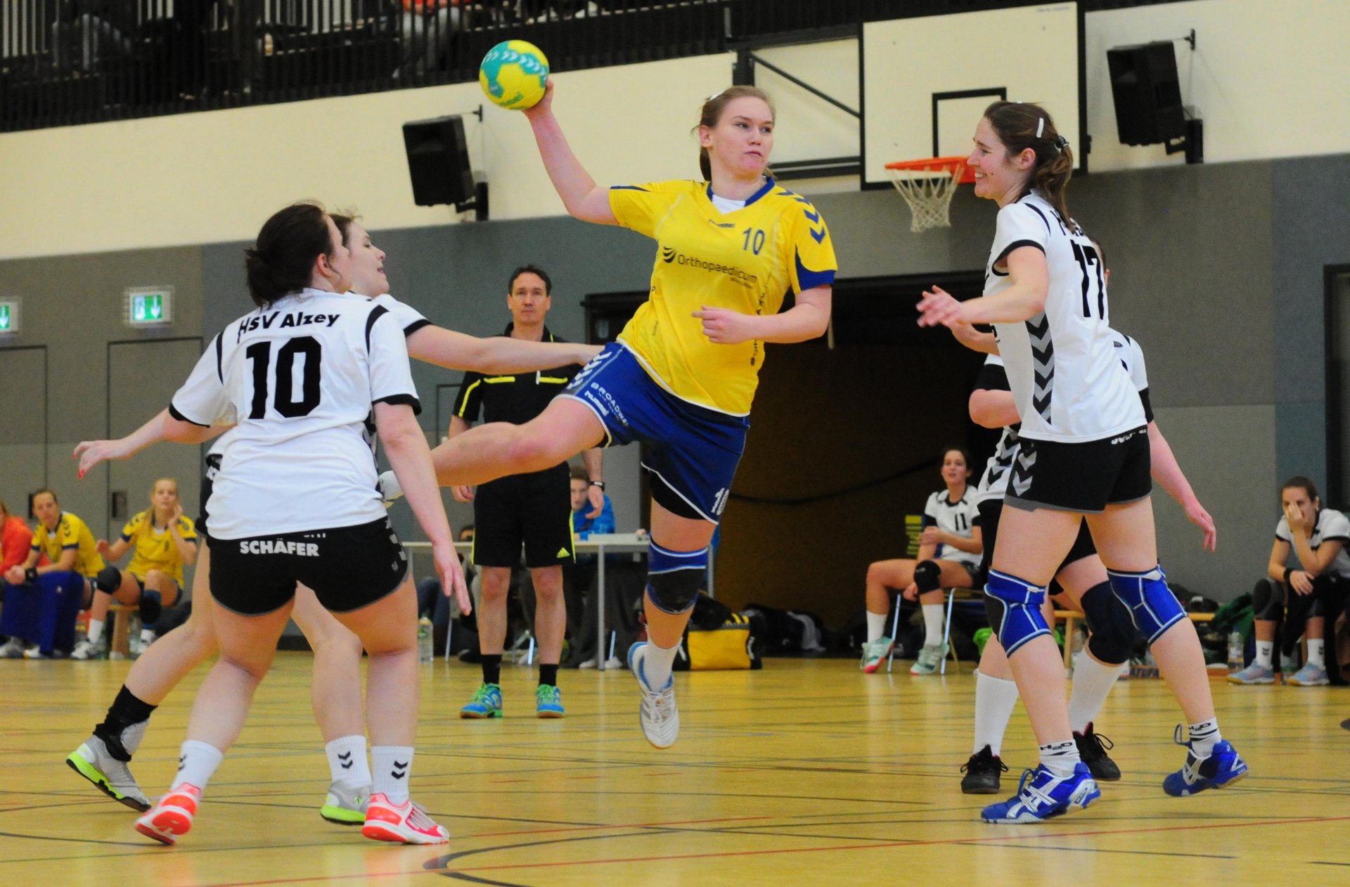 Alina Lindner hat gegen die Abwehr des HSV Alzey hier einmal leichtes Spiel. Ansonsten taten sich die Rheinhessenligafrauen der SG Bretzenheim III gegen die Gäste schwer und kassierten eine neuerliche Heimniederlage.